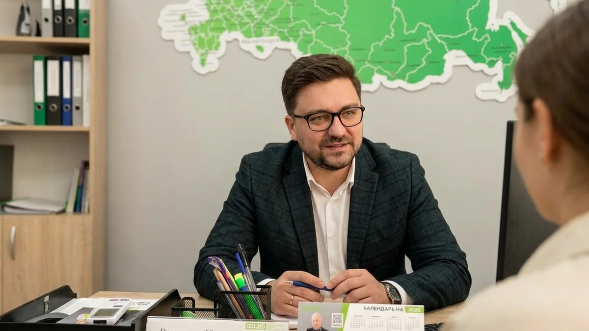Спокойное обсуждение сложной ситуации с посетителем офиса