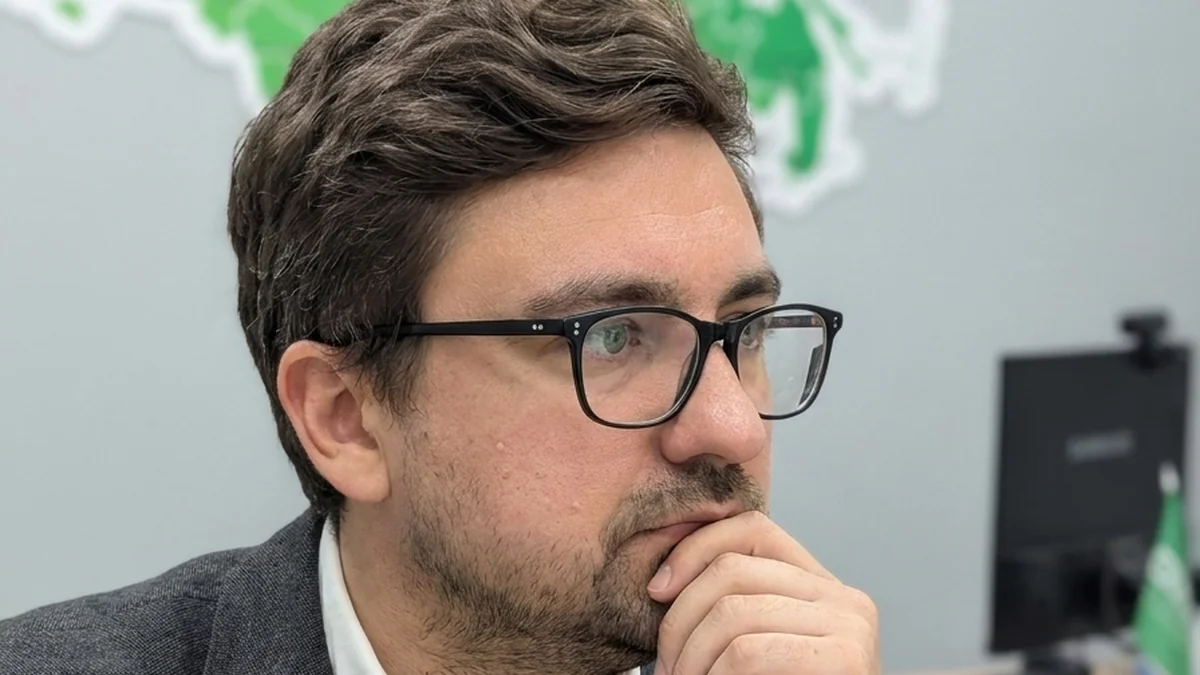 Мужчина обдумывает вопрос на рабочем месте